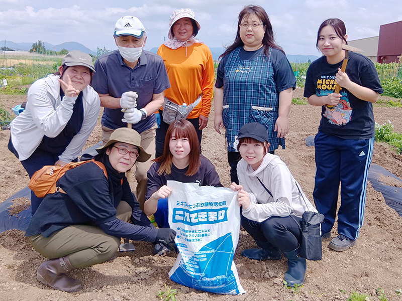 センター・福島の3学童合同で小農 　渡邊さんに教わり「いいたて雪っ娘」播種